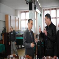 Po lewej projektant krematorium Krzysztof Bartz w rozmowie z inwestorem Adrianem Romaniszynem